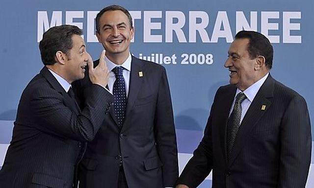 Gastgeber Nicolas Sarkozy gemeinsam mit dem spanischen Premier Jose Luis Zapatero und der ägyptische Präsident Hosni Mubarak (v.l.n.r.) bei der Eröffnung des Gipfels