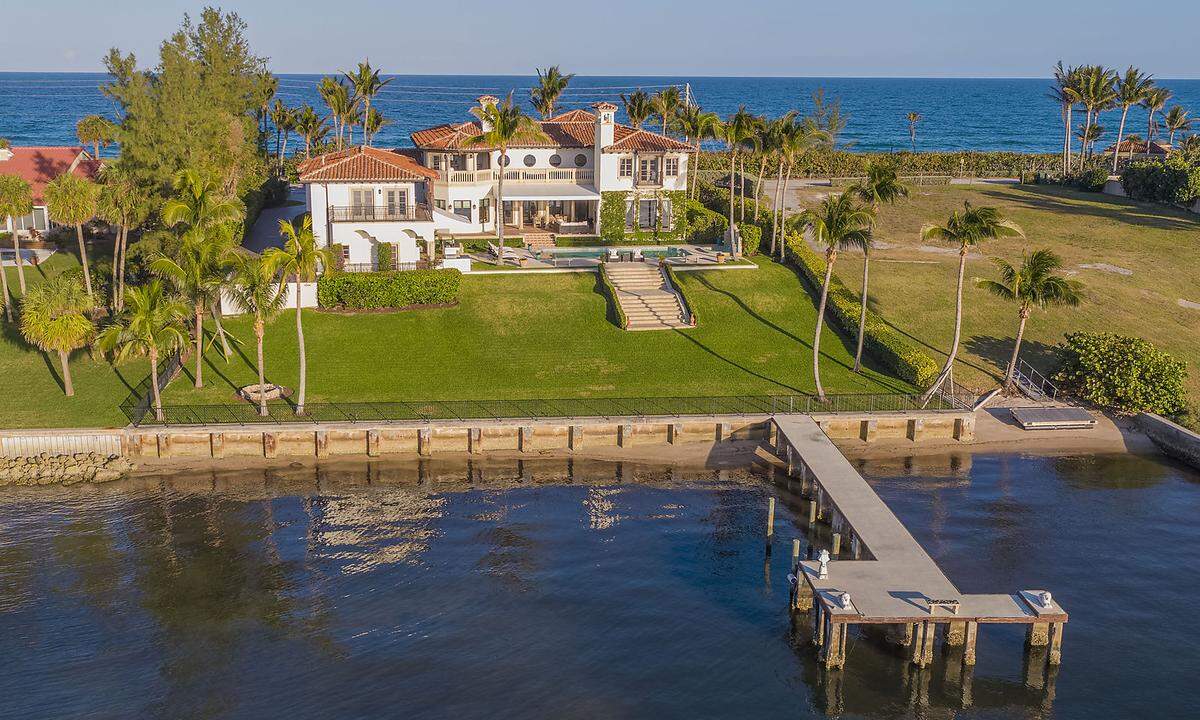 Zwischen Palm Beach und Boca Raton liegt Billy Joels "Strandhaus": Auf Christie's International Real Estate ist es jetzt zum Verkauf gelistet. Knappe 17 Millionen US-Dollar (rund 14 Millionen Euro) soll das Anwesen kosten.