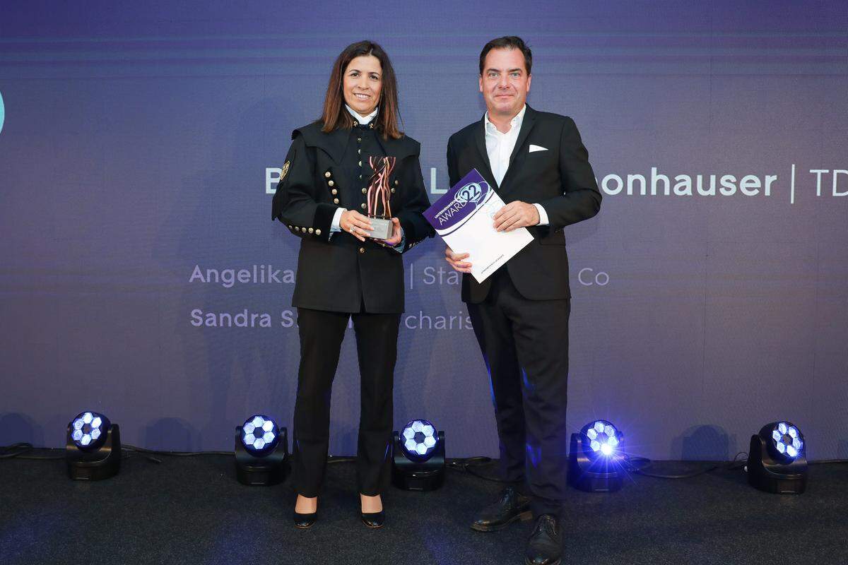 Kategorie Export: Bouchra Lamik-Thonhauser (TDE Group) nimmt den Award von Presse Chefredakteur Rainer Nowak entgegen.
