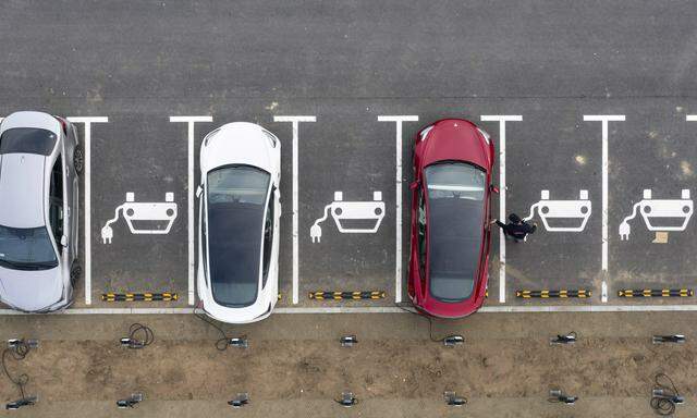 Der US-Elektroautobauer Tesla will Berichten zufolge weltweit mehr als jeden zehnten Arbeitsplatz streichen.