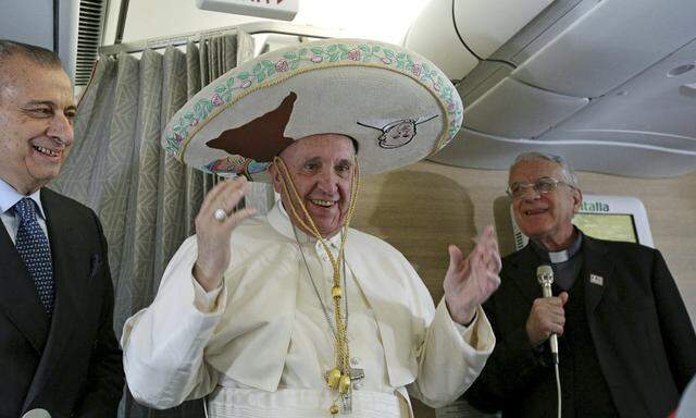 Papst Franziskus übte beim Hinflug schon einmal für seinen Mexiko-Besuch.