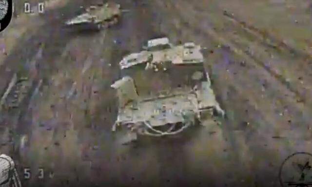 Hier ein Standbild aus dem mittlerweile medial weltweit verbreiteten ukrainischen Drohnenvideo aus dem Donbass, etwa eine Sekunde vor dem Treffer auf der Rückseite des Fahrzeugs. 
