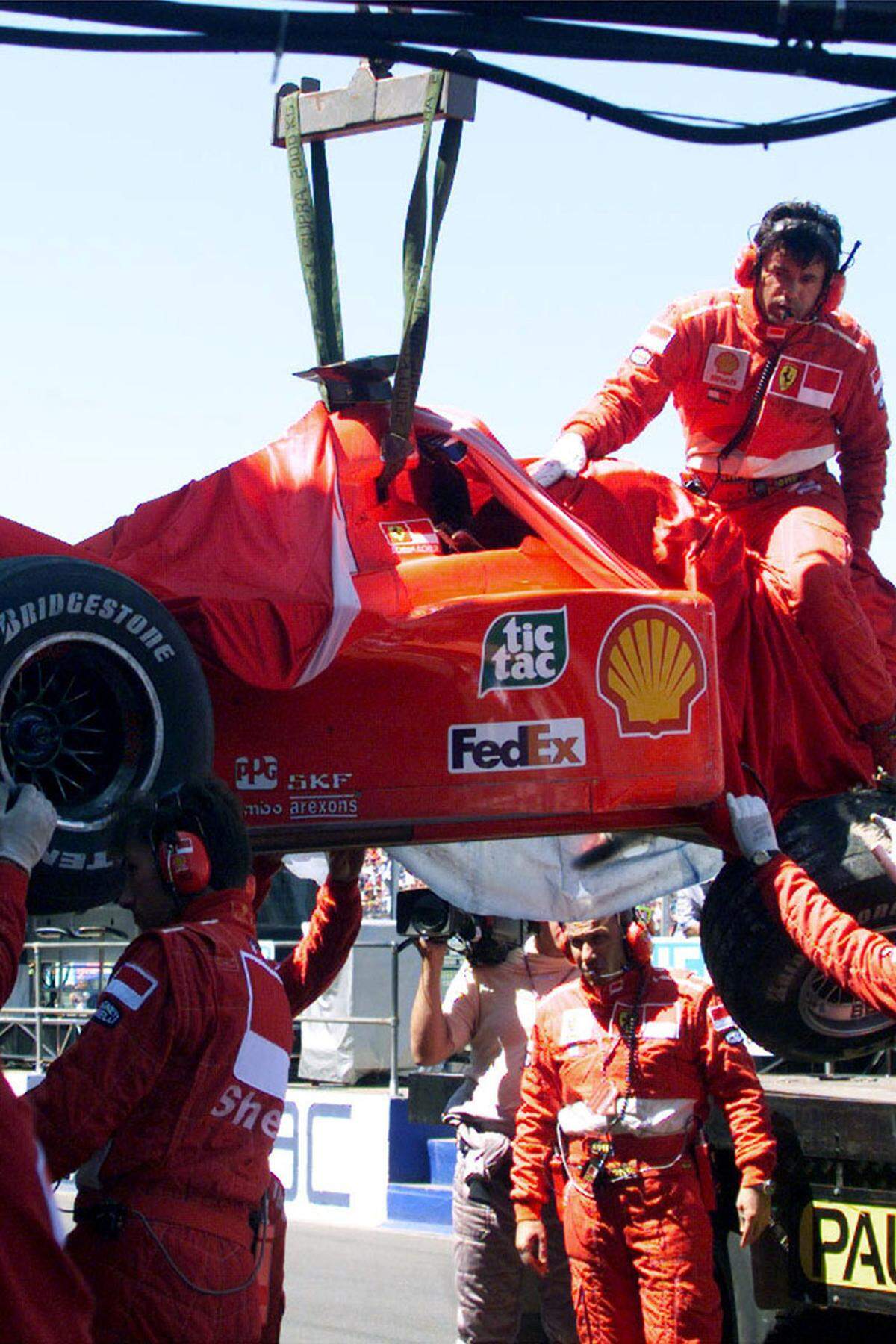 In Silverstone rast Schumacher wegen eines Bremsdefekts in einen Reifenstapel und bricht sich das rechte Schien- und Wadenbein. Es bleibt sein bisher einziger schwerer Unfall.