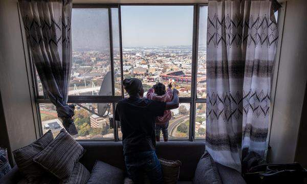 Panoramablick aus dem Ponte Tower in Johannesburg. Der Wohnturm ist ein Symbol für die Aufs und Abs der südafrikanischen Geschichte.