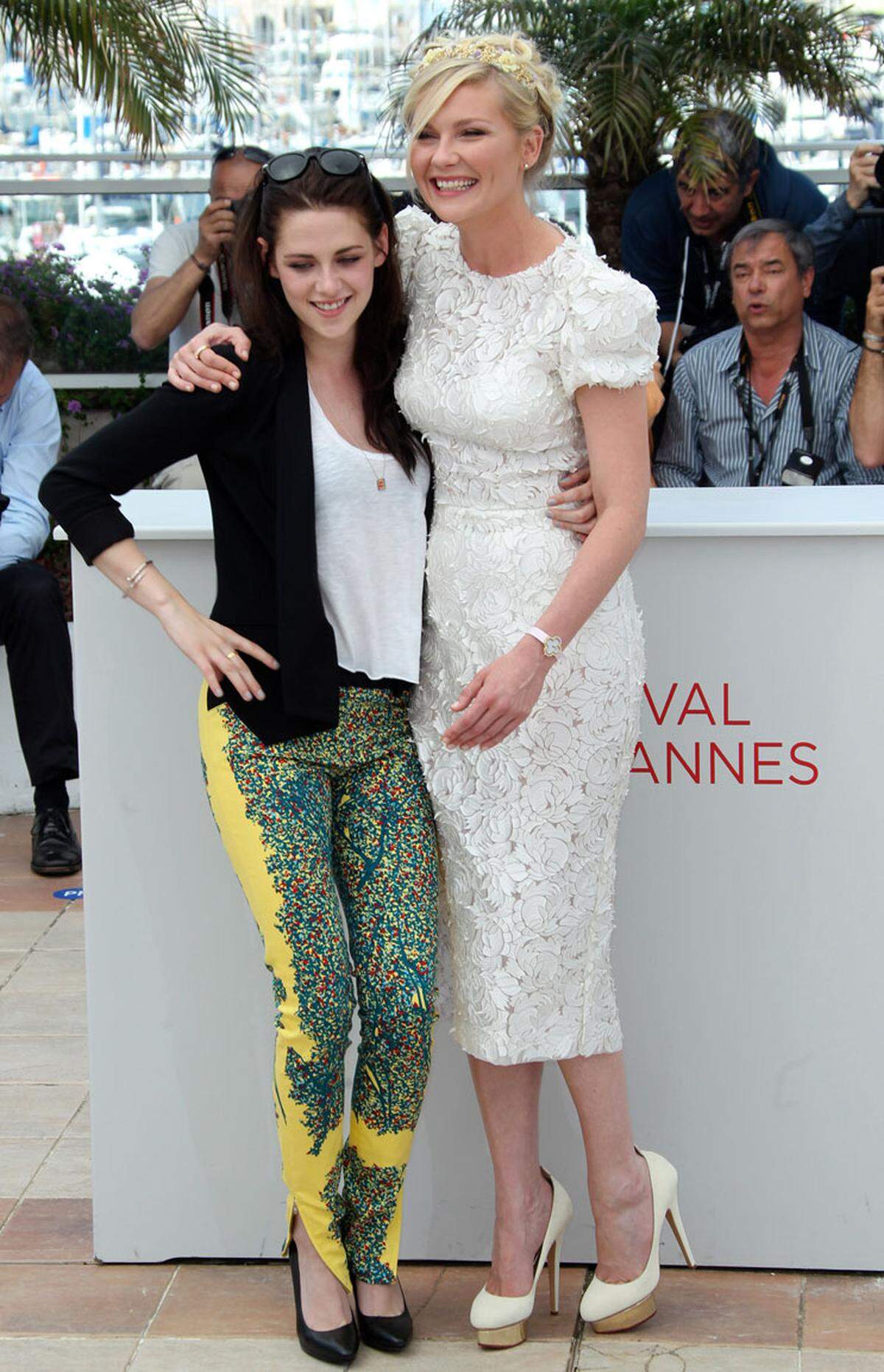 Kristen Stewart und Kirsten Dunst machten zusammen für "Snow White and the Huntsman" Werbung. Kirsten konnte in ihrem Dolce &amp; Gabbana-Kleid Eindruck schinden.