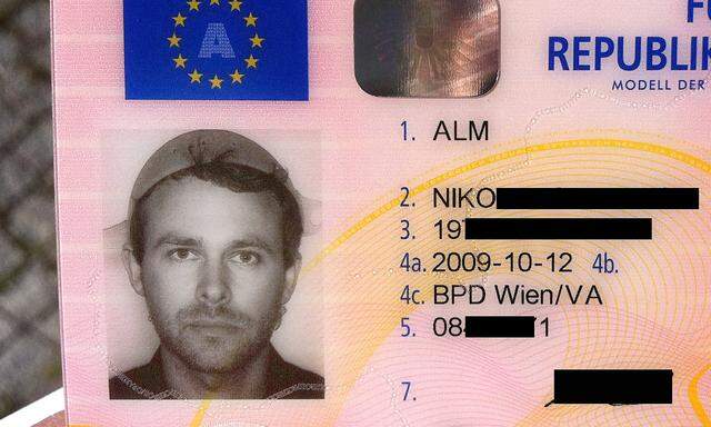 Der ehemalige Neos-Abgeordnete Niko Alm hatte dem "Pastafarismus" in Österreich zu einer gewissen Bekanntheit verholfen: Er hatte es geschafft, ein Nudelsieb auf seinem Führerscheinfoto tragen zu dürfen und erreichte damit auch weltweite mediale Aufmerksamkeit.