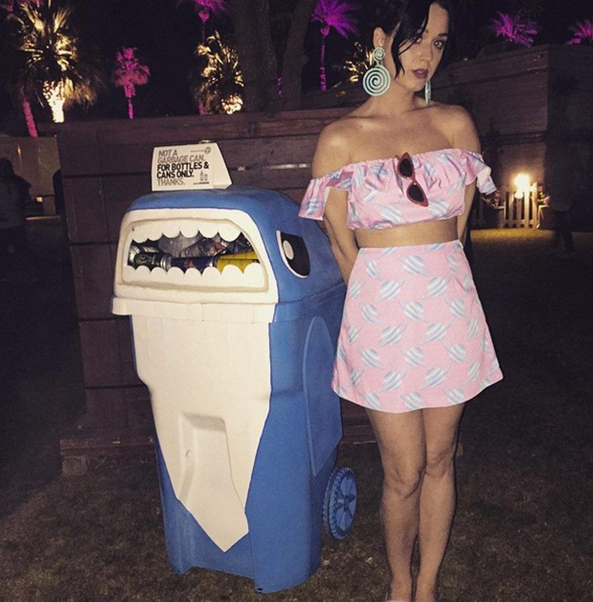 Katy Perry posierte vor dem Abfalleimer.