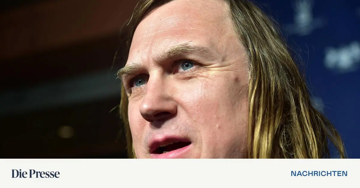 Lars-Eidinger-spielt-B-sewicht-im-neuen-Superman-Film