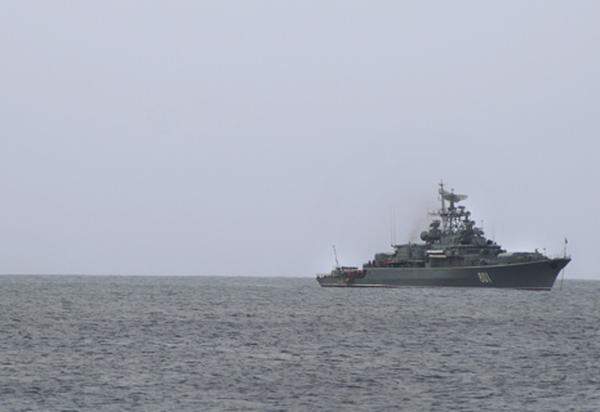 Russland hatte die gesamte Atlantikflotte und Kriegsschiffe der Schwarzmeerflotte für die Suche nach der "Arctic Sea" abgestellt. Im Bild rechts: Die russische Fregatte "Ladny", die das Schiff schließlich ortete.