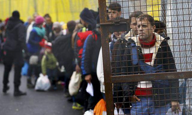 Symbolbild: Flüchtlinge warten in Spielfeld 