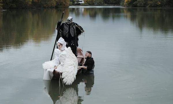 Neben Conchita als Fräulein Maria übernimmt Schauspieler und Theaterdirektor Herbert Föttinger die Rolle des Kapitän Georg von Trapp. Den Familienchor komplettieren Vera Doppler als Liesl, Markus Freistätter als Friedrich, Zoe Straub as Louisa, Nathan Trent als Kurt, Verena Altenberger als Brigitta, Rose Alaba als Marta und Missy May als Gretl.