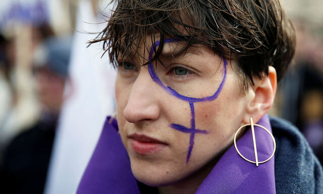 Eine Frau demonstriert am Frauentag in Paris. 