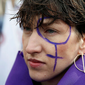 Eine Frau demonstriert am Frauentag in Paris. 