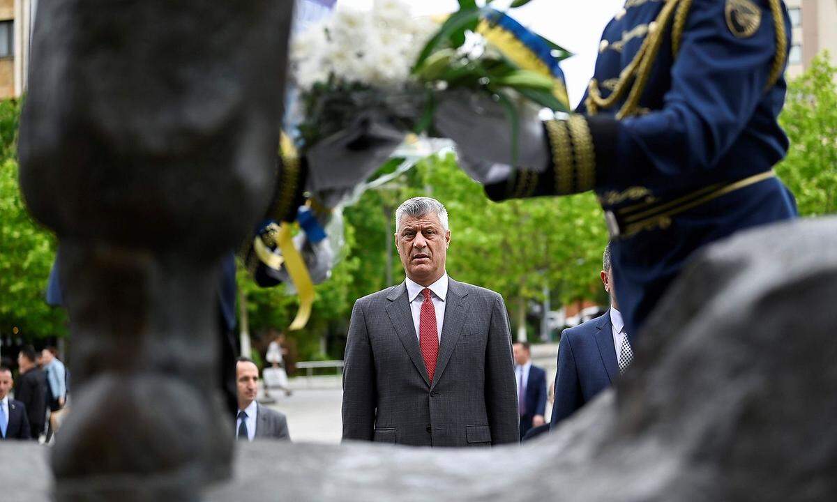 Thaçi 2020 als Präsident bei einer Gedenkveranstaltung im Kosovo. Ab Montag steht er vor Gericht.