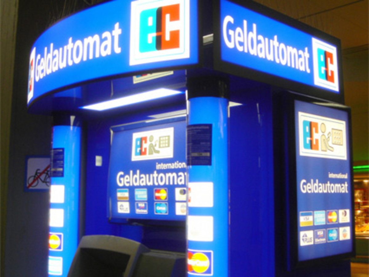 Lange verfuhren laut "Spiegel Online" viele US-Bürger nach dem Motto "mein Haus ist mein Geldautomat". Sie finanzierten ihren steigenden Konsum dadurch, dass sie auf den steigenden Häuserwert weitere Kredite aufnahmen.Mit fallenden Häuserpreisen fand das ein Ende.