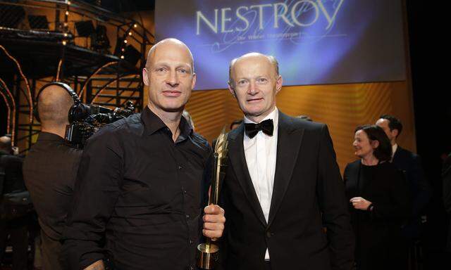 „Bester Schauspieler“ Joachim Meyerhoff mit Nestroy-Sponsor Franz Gasselsberger (Oberbank).