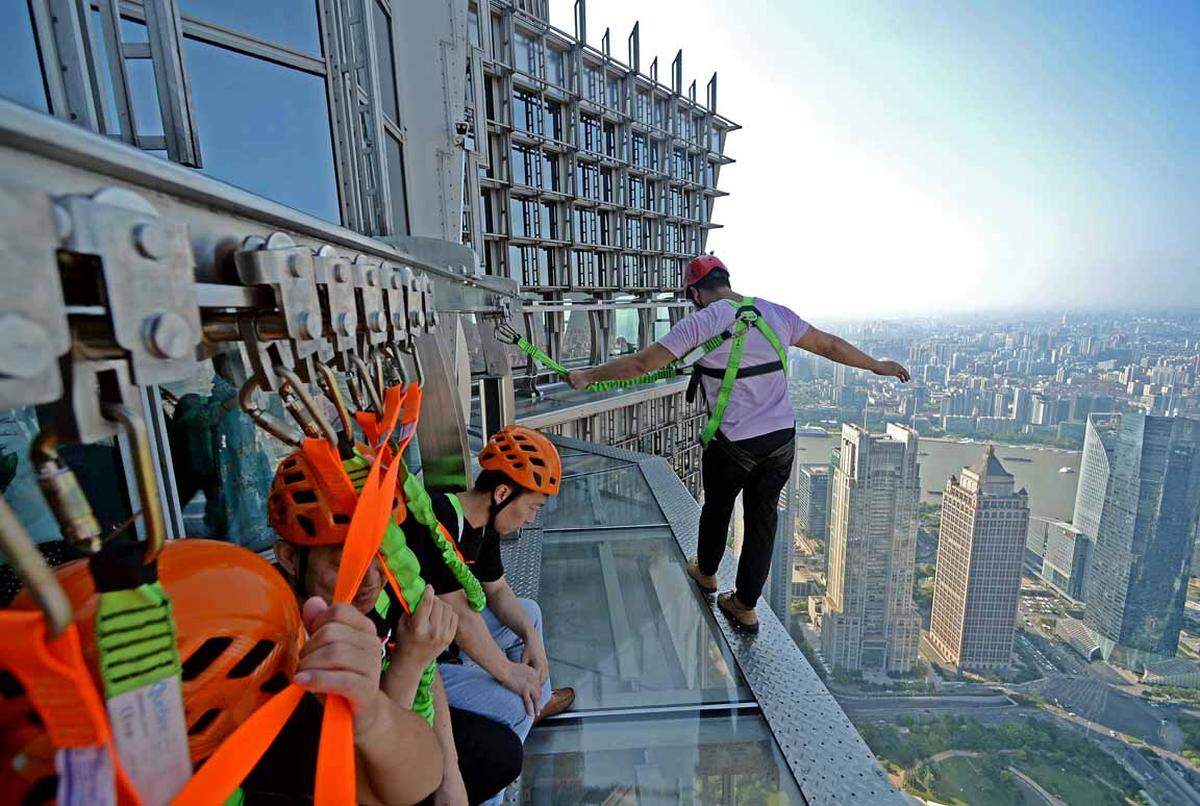 Am 88. Stockwerk des Jinmao Towers in der ostchinesischen Metropole wurde am Donnerstag ein gläserner Skywalk für Besucher eröffnet, wie die Tageszeitung "China Daily" berichtete.