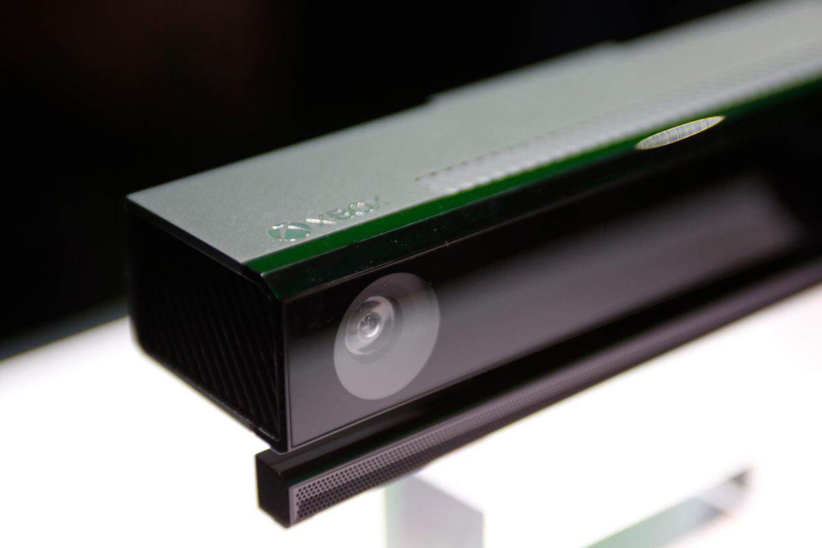 Eines der Kernelemente der Xbox One ist der überarbeitete Kinect-Sensor. Er wurde deutlich präziser und soll sogar feinste Körperbewegungen aufnehmen können. Apropos aufnehmen: Das Mikrofon hört immer zu, selbst wenn die Konsole abgeschaltet ist. Denn per Sprachkommando "Xbox on" lässt sie sich wieder einschalten.