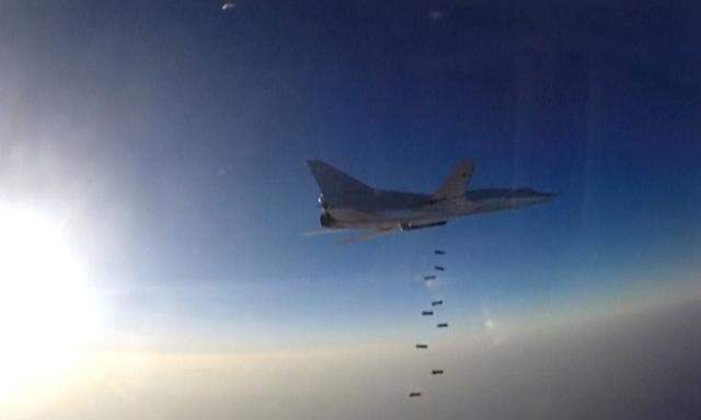 Ein russischer Kampfjet wirft über Syrien Bomben ab.