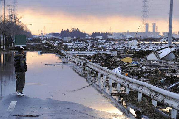 Am 11. März erschüttert ein Erdbeben der Stärke 9,0 Japan. Eine gewaltige Flutwelle tötet schätzungsweise 25.000 Menschen. Zudem gerät das Atomkraftwerk Fukushima an der Küste außer Kontrolle. Es gibt Explosionen, Radioaktivität wird freigesetzt. Die Kühlung der Reaktoren fällt aus. In drei Reaktoren setzt eine Kernschmelze ein. Im Bild: Die Stadt Sendai am Tag nach der Katastrophe.