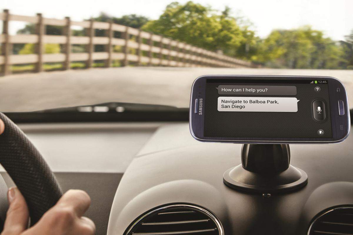 Mit der Sprachsteuerung S Voice will Samsung einen Gegenpol zu Apples Siri bieten. Der Sprachassistent sorgte bei der Vorstellung des iPhone 4S für Furore, funktioniert aber nur in den USA mit all seinen Funktionen. S Voice kann E-Mails per Spracheingabe schreiben und senden, zum gewünschten Ziel navigieren oder den Wecker neu stellen.