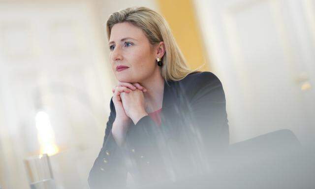 Integrationsministerin Susanne Raab (ÖVP) ruft die Geflüchteten dazu auf, arbeiten zu gehen, auch wenn sie noch nicht gut Deutsch können.