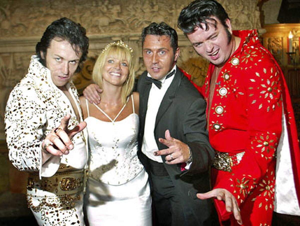Große Elvis Fans sind Juliette Massey und Dani Leighton. Nicht nur, dass zwei Elvis-Imitatoren die Ehrengäste ihrer Hochzeit waren, sie heirateten auch am 25. Todestag von Elvis.