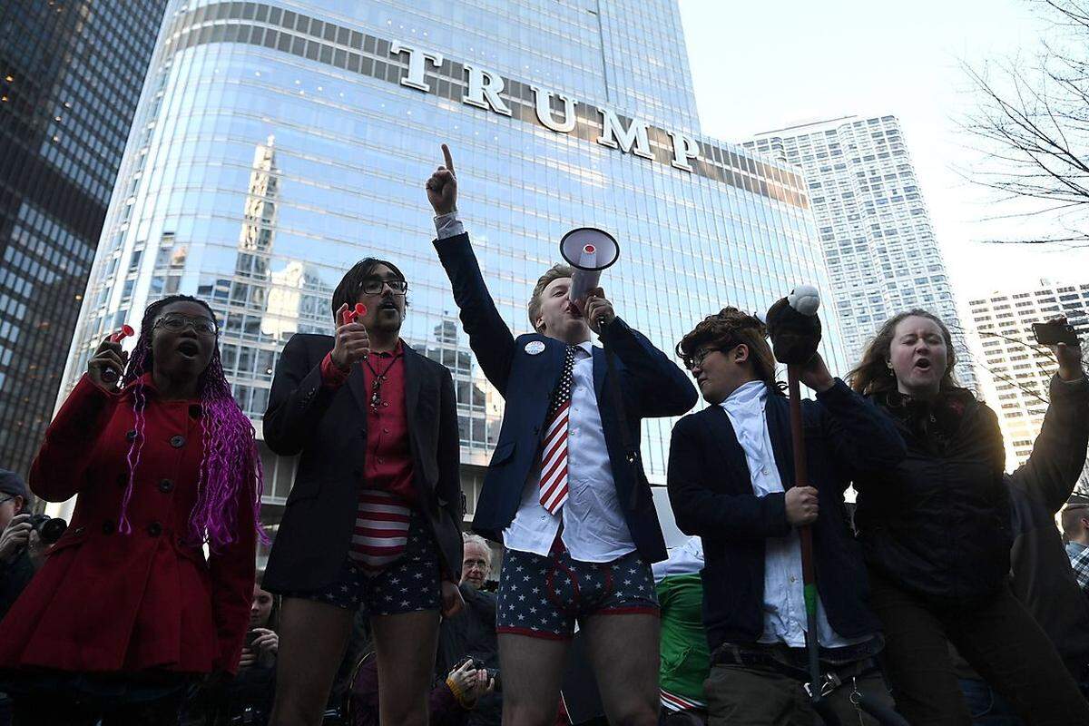 Es sollte das höchste Gebäude der Welt werden, aber nach den Terroranschlägen am 11. September 2001 wurden die Pläne geändert. Das Trump Tower in Chicago mit seinen 98 Stockwerken ist derzeit das vierhöchste Gebäude der USA (Eröffnung: 2009; mit Turmspitze 425 Meter hoch). Verantwortlich dafür zeichnet das renommierte Architekturbüro "Skidmore, Owings and Merrill". Stockwerkartig verschmälert sich das Gebäude nach oben hin. Wie die anderen Gebäude beherbergt der Chicagoer Turm Hotel und Residenzen. Das Bild zeigt Protestierende vor dem Trump-Turm, die die Veröffentlichung seiner Steuererklärung fordern.