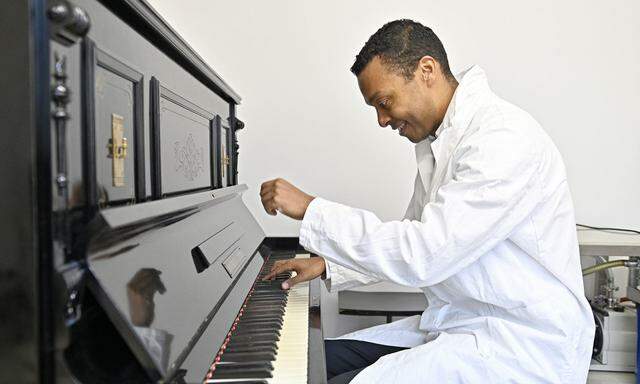 „Es ist einfacher, Profi-Chemiker und Amateurmusiker zu sein, als umgekehrt“: Nuno Maulide, soeben zum „Wissenschafter des Jahres“ 2018 ernannt, an dem alten Klavier, das nun im Institut für organische Chemie (Wien 9, Währinger Straße 38) steht.