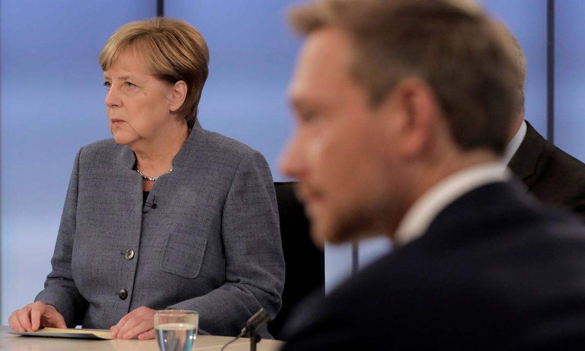 Angela Merkel muss mit FDP und Grünen eine Koalition bilden, wenn sie Kanzlerin bleiben will. In der "Berliner Runde" der Parteichefs und Spitzenkandidaten war Merkel ganz in ihrer Kanzlerinnen-Rolle und beobachtete leicht amüsiert die Annäherung von Grünen und Liberalen.