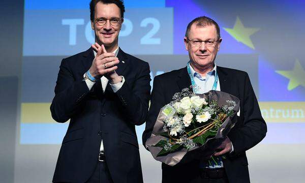 Markus Pieper (rechts), der in die Kritik geratene designierte KMU-Beauftragte der EU-Kommission, mit dem Ministerpräsidenten von Nordrhein-Westfalen, Hendrik Wüst.