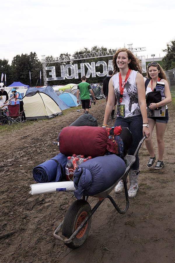 War der Mittwoch nun der erste Festivaltag am Frequency Festival 2014 oder ist das der Donnerstag? Man darf nicht so streng sein mit den Termini und Terminen bei dieser kollektiven Auszeit. Am "Warm up"-Tag des Festivals in St. Pölten am Mittwoch, also dem Tag Null, reisten jedenfalls schon viele Besucher an, um beim von FM4 gebrandeten Festival die Ö3-tauglichen Klänge der US-Rapper Macklemore &amp; Ryan Lewis zu hören.