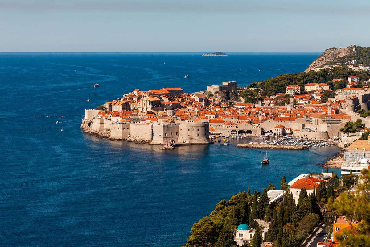 Obwohl Kroatien schon früh angefangen hat, Touristen ins Land zu locken, könnte die touristische Lage in Dubrovnik besser sein. Im Juni gab es etwa einen Einbruch von 89 Prozent der Touristen im Vergleich zum Vorjahr. Das hat ebenfalls damit zu tun, dass keine Kreuzfahrtschiffe anlegen dürfen.