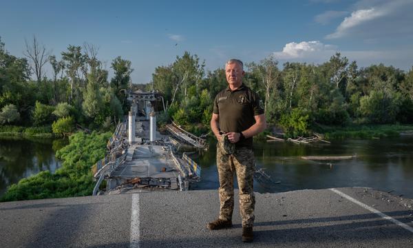 Die Front ist nicht weit. Serhij Osatschuk vor einer gesprengten Brücke über den Fluss Siwerskij Donez im Dorf Bohorodytschne.
