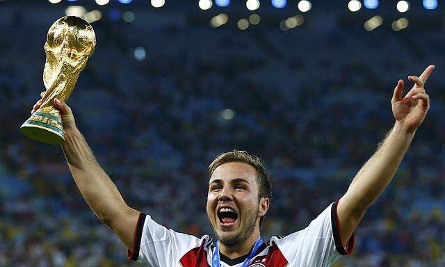 Germany´s Mario Goetze lifts the World Cup trophy after the 2014 World Cup final against Argentina at the Maracana stadium in Rio de Janeiro