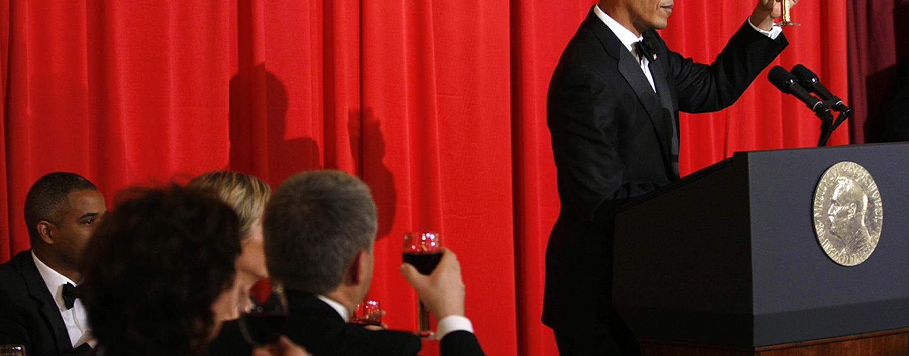 Obama toasts in Oslo during the Nobel banquet in Norway