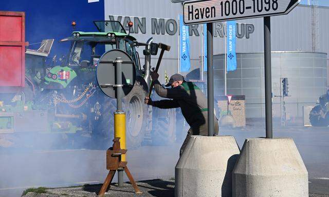 Bauern behinderten am Donnerstag erneut die Warenabfertigung in den belgischen Häfen von Antwerpen und Zeebrugge.
