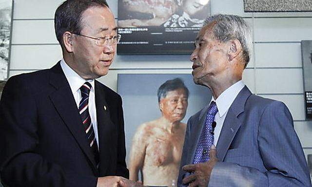 Ban Ki-moon mit Ueberlebendem der Atombombe von Nagasaki