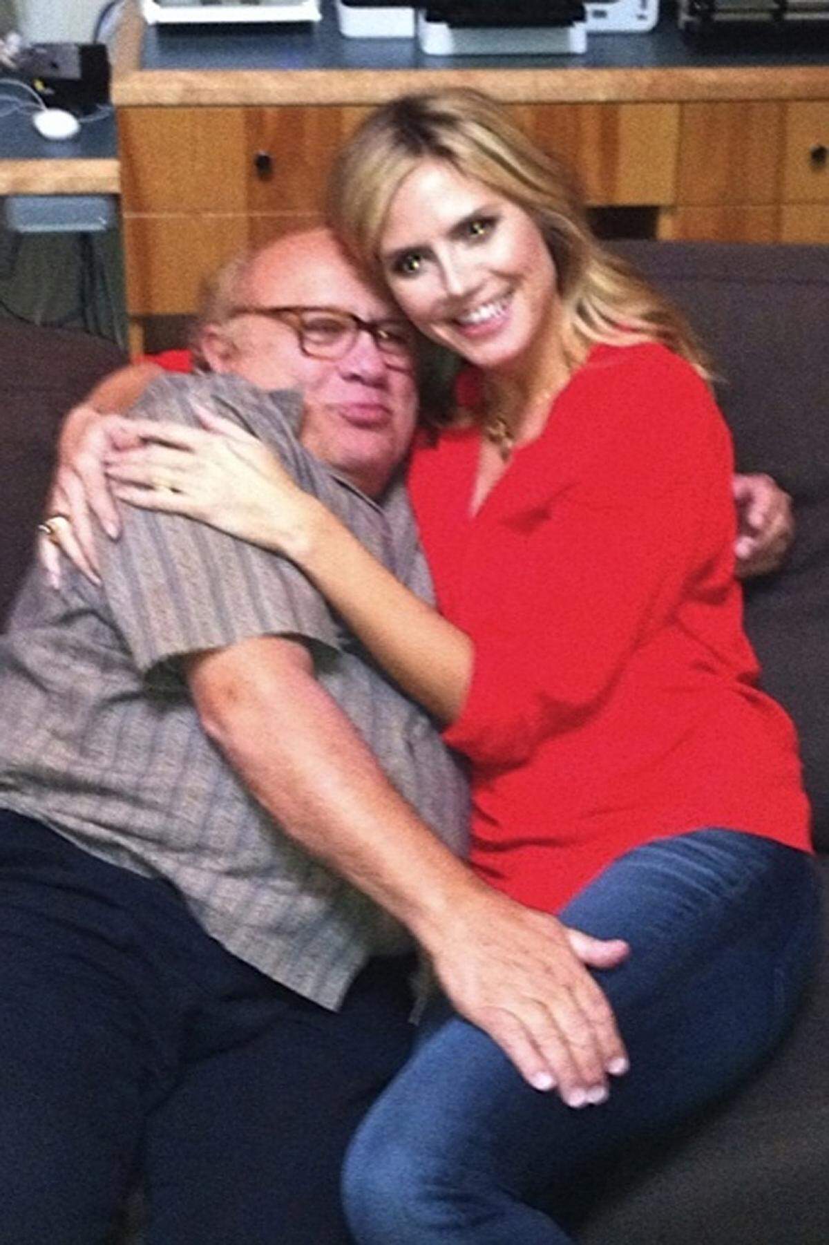 Heidi Klum zwitschert einen zärtlichen Moment mit Danny DeVito.