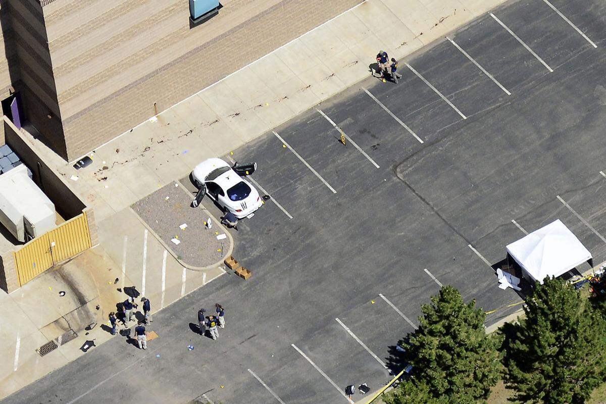 Bereits kurz nach der Tat hatte sich der mutmaßliche Täter James Holmes (24), ein Student, am Parkplatz hinter dem Kino widerstandslos festnehmen lassen.Im Bild: Das Auto des Verdächtigen, das er hinter dem Kino geparkt hatte.