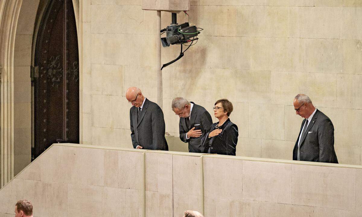 Auch Bundespräsident Alexander Van der Bellen und seine Frau Doris Schmidauer sind angereist.