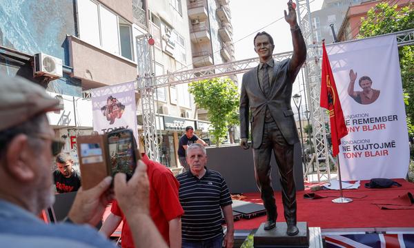 Im Kosovo wurde nun eine Statue zu Ehren des früheren britische Premier Tony Blair enthüllt.