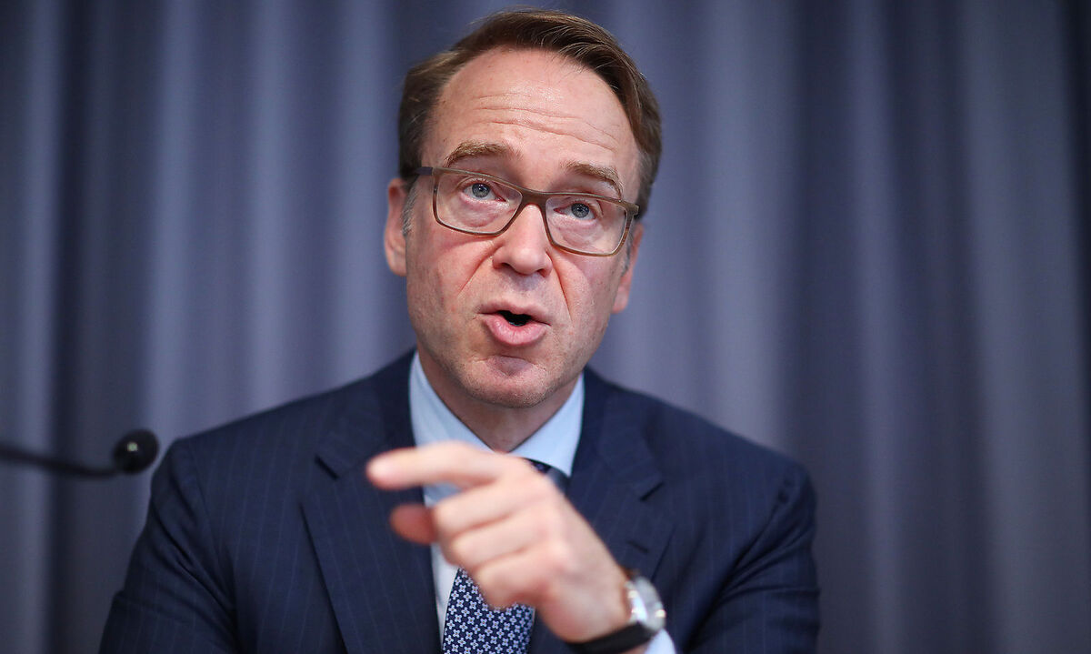 Zur Zeit der Eurokrise stemmte sich der promovierte Ökonom immer wieder gegen Beschlüsse der EZB, die ihre Geldpolitik massiv lockerte. Vorbehalte hatte er unter anderem gegen die groß angelegten Staatsanleihenkäufe. Dies brachte dem ehemaligen Merkel-Berater in Deutschland zwar viel Zustimmung ein, in südlichen Euro-Ländern erntete er jedoch Kritik. Daher gilt der 50-Jährige in Ländern wie Italien oder Griechenland als schwer vermittelbar.