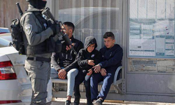 Ein israelischer Grenzpolizist während des Freitagmittagsgebetes Ras al-Amud in Ostjerusalem. Nach dem Ablauf der Waffenruhe hat Israel den Kampf gegen die Hamas wieder aufgenommen.