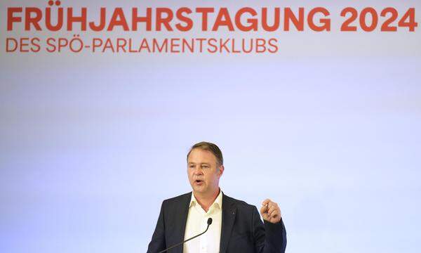 SPÖ-Vorsitzender Andreas Babler im Rahmen der Frühjahrstagung des SPÖ-Parlamentsklubs am Montag, 8. April 2024, in Vösendorf.