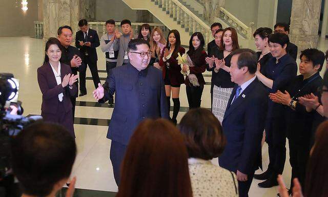 Kim Jong-un sprach nach dem Konzert in Pjöngjang mit den südkoreanischen Künstlern.
