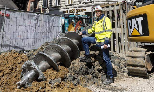 Bauleiter Gerhard Ullmann mit der Schnecke, die bis zu 40 Meter tief in den Boden bohrt.