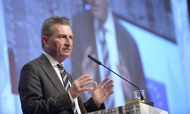 Günther Oettinger steht wegen eines Flugs mit Klaus Mangold unter Druck.