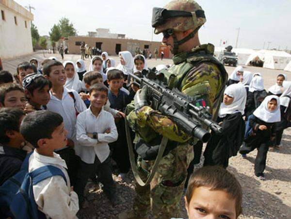 Die ISAF-Schutztruppe hat gegenüber der Zivilbevölkerung nur eingeschränkte Rechte.