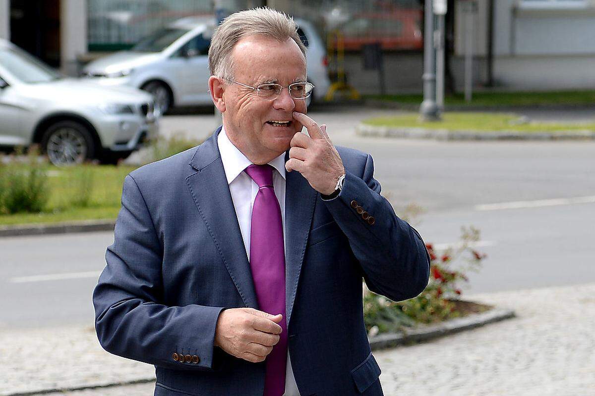 Hans Niessl geht als Sieger aus der burgenländischen Landtagswahl hervor - allerdings mit deutlichen Verlusten. Entsprechend getrübt war am Sonntagnachmittag die Stimmung im Roten Haus in Eisenstadt. "Partystimmung ist etwas anderes. Mit dem Ergebnis habe ich tatsächlich nicht gerechnet. Aber man muss das Wahlergebnis so nehmen, wie es ist", so Niessl.